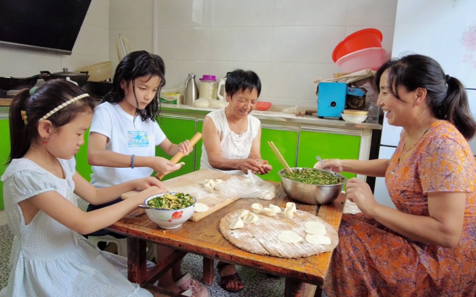 [图]男女老幼齐上阵，幸福就是一家人快乐的包饺子！