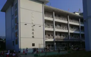 Descargar video: 女儿上学一周了才发现她的学校居然是古天乐教学楼