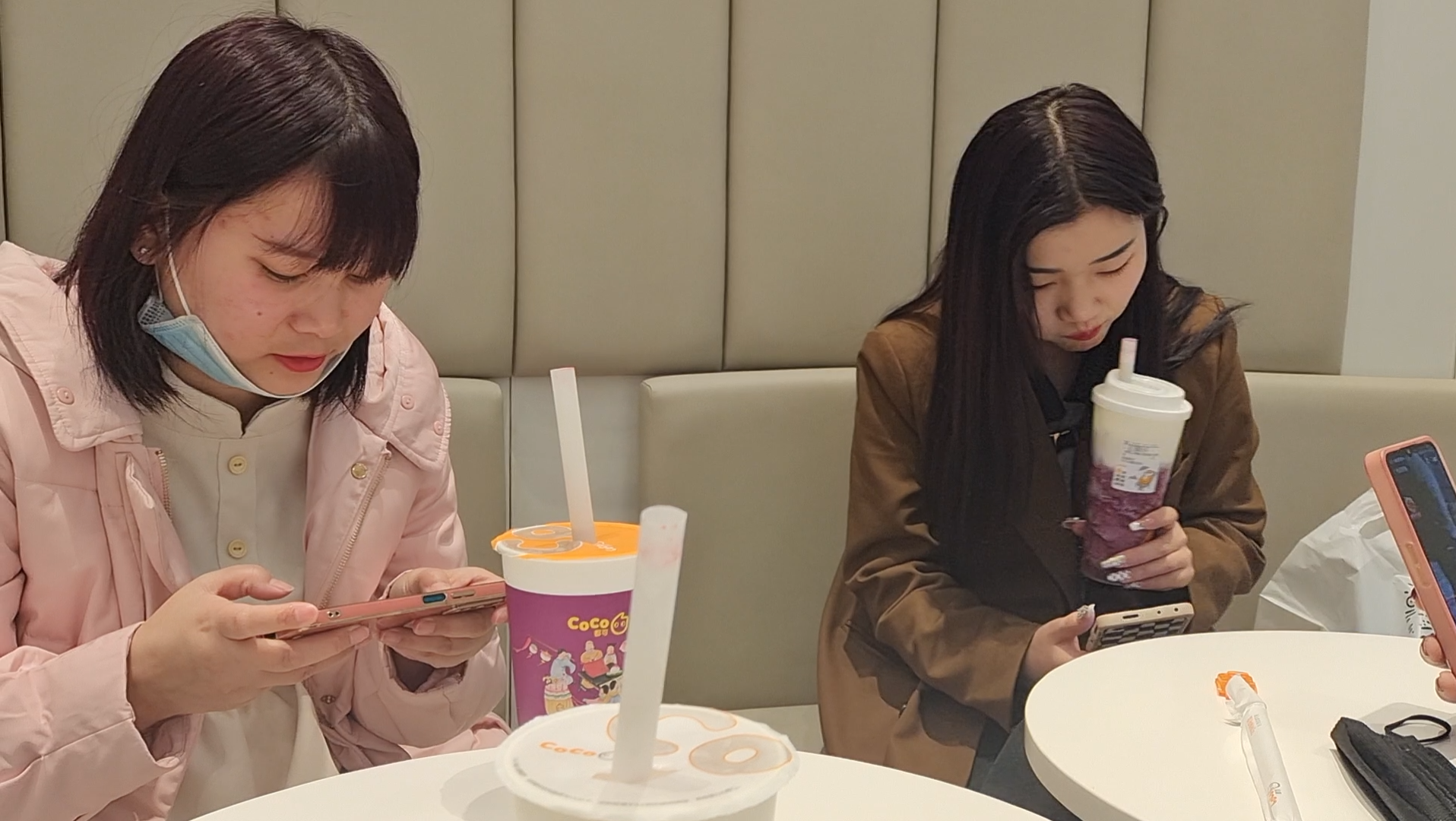 新年的前一天,商场关门无处吃饭的小姐姐