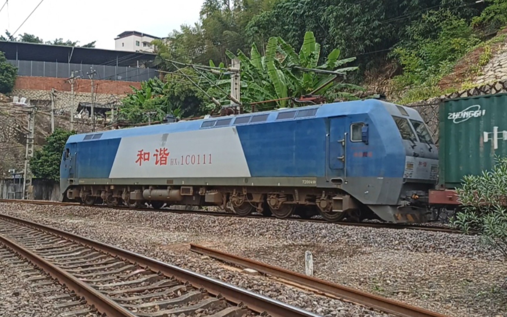 南局鹰段hxd1c 0111牵引42506次货列通过机位