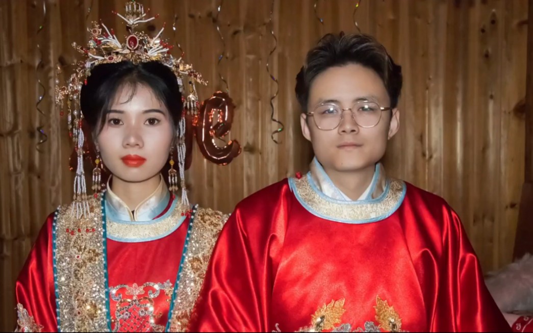 [图]婚礼纪｜新娘子进门上娇我从未见过如此的场景，媒婆真是亮点，凤冠霞被三书六礼十里红妆，从此就她就是你明媒正娶的妻子了。