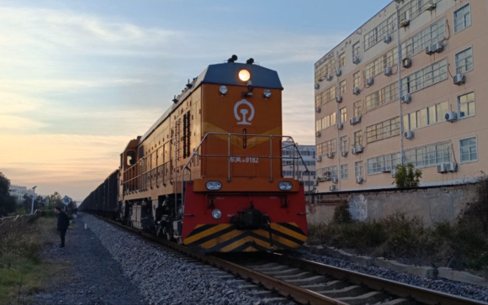 (手机关机警告)df10d-0182牵引夹有全新的c70e敞车的重车大列通过