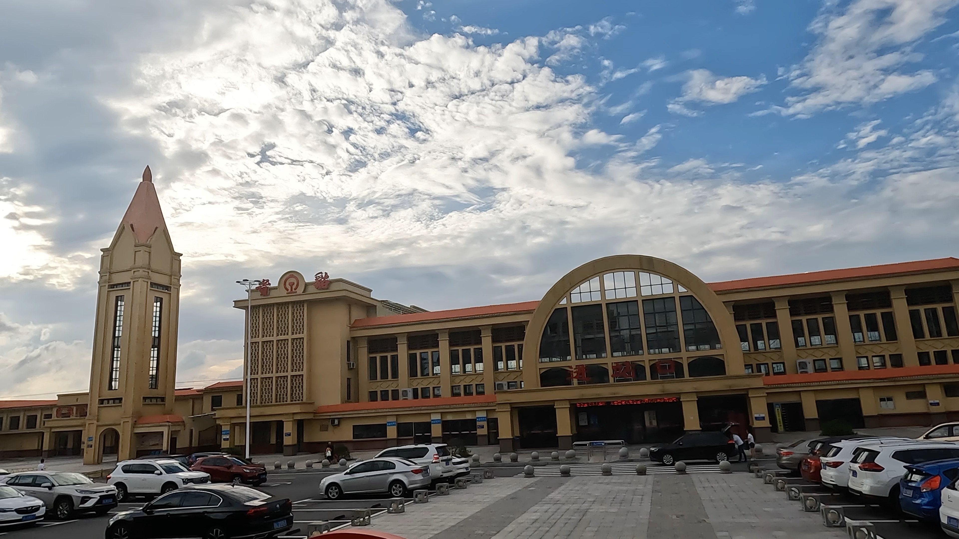 江西贵溪火车站,遇漂亮老板娘拉住宿,没好拒觉绝,记录全过程