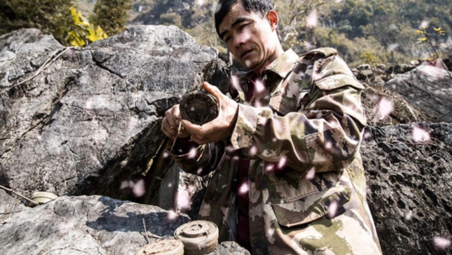 越战时期,云南八里河村埋下大量地雷村民深受其害.王开学的父亲和叔叔也不幸踩到地雷,父亲的死与叔叔的残疾让王开学下定决心去排雷.经过20多年...