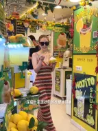 Download Video: 昆凌南意旅行vlog 昆凌：意大利的旅行已經過去了半個月，家門口的檸檬樹也結了果，這種感覺好神奇，好像用一種特別的方式留住了夏天... 炙熱的陽光、寶藍色的地中