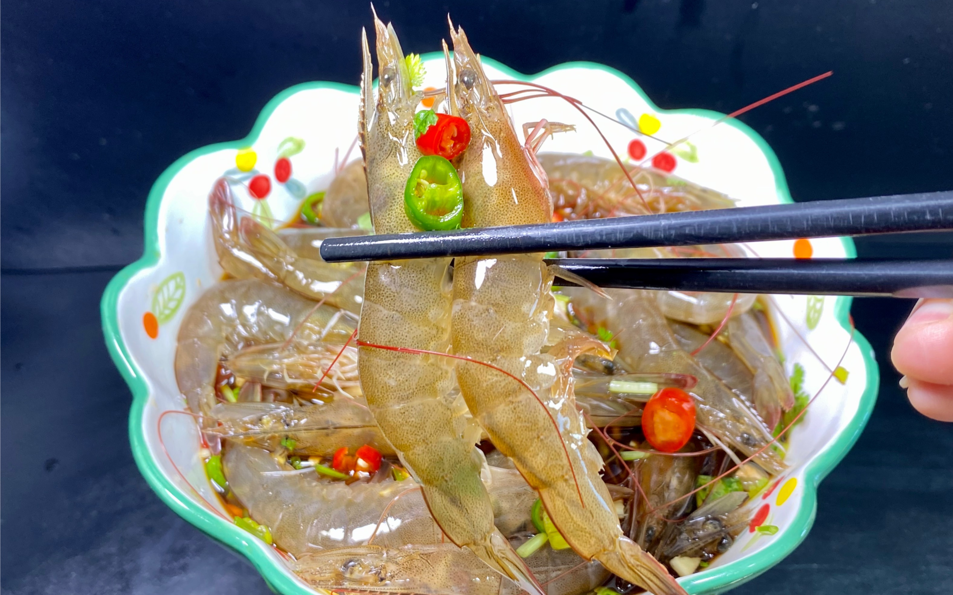 吃虾还得吃这个生卤大虾,活蹦乱跳的虾用这个汁一泡,那是真鲜呀