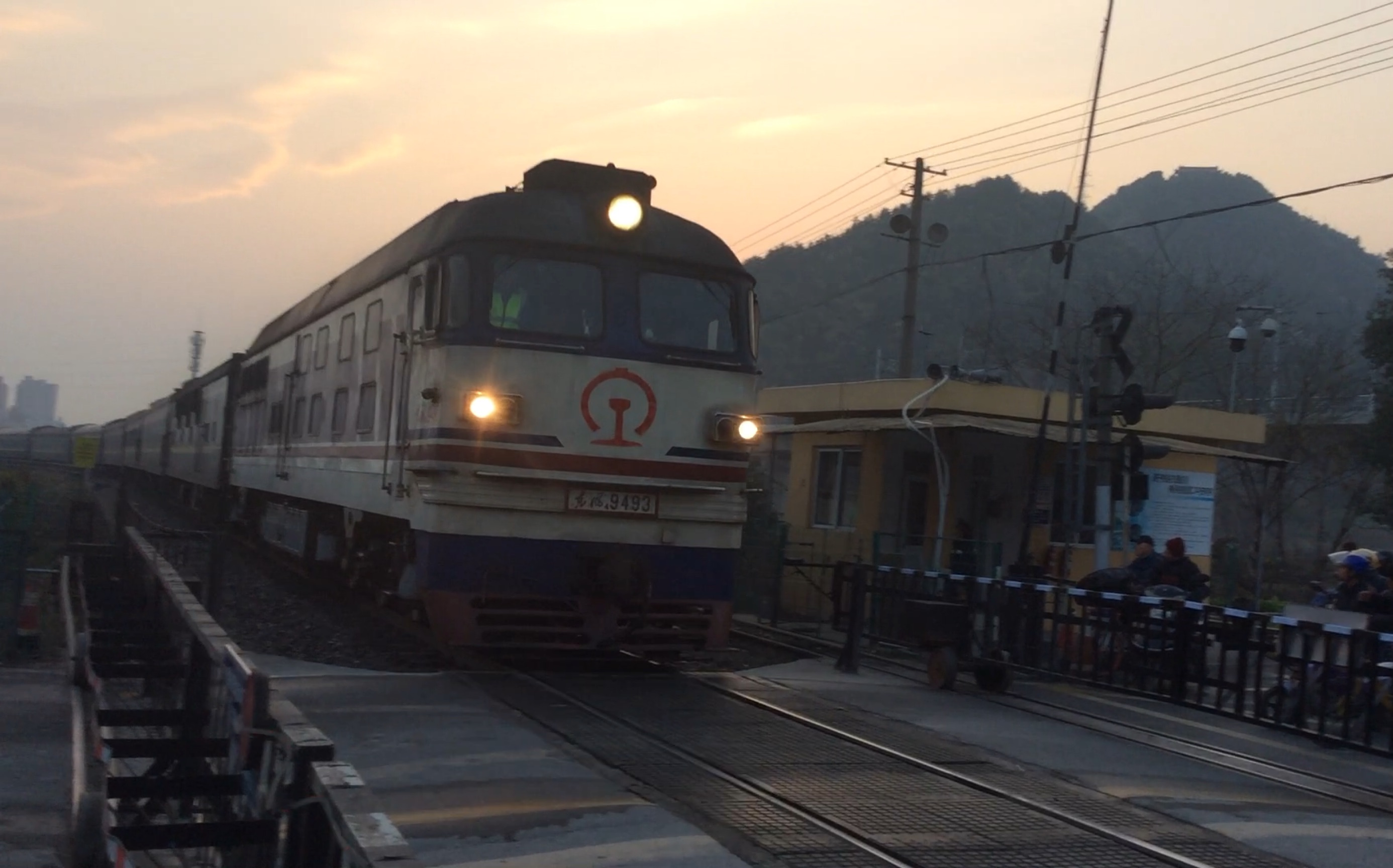 【金温铁路 轮轨系列】k2906 df4b9493 通过温州十号道口