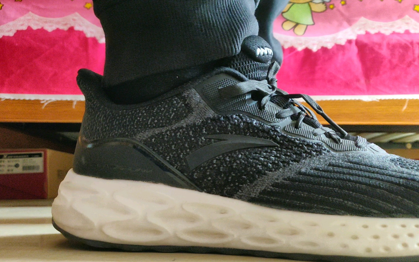 安踏闪能a flashfoam跑鞋中底缓震形变.