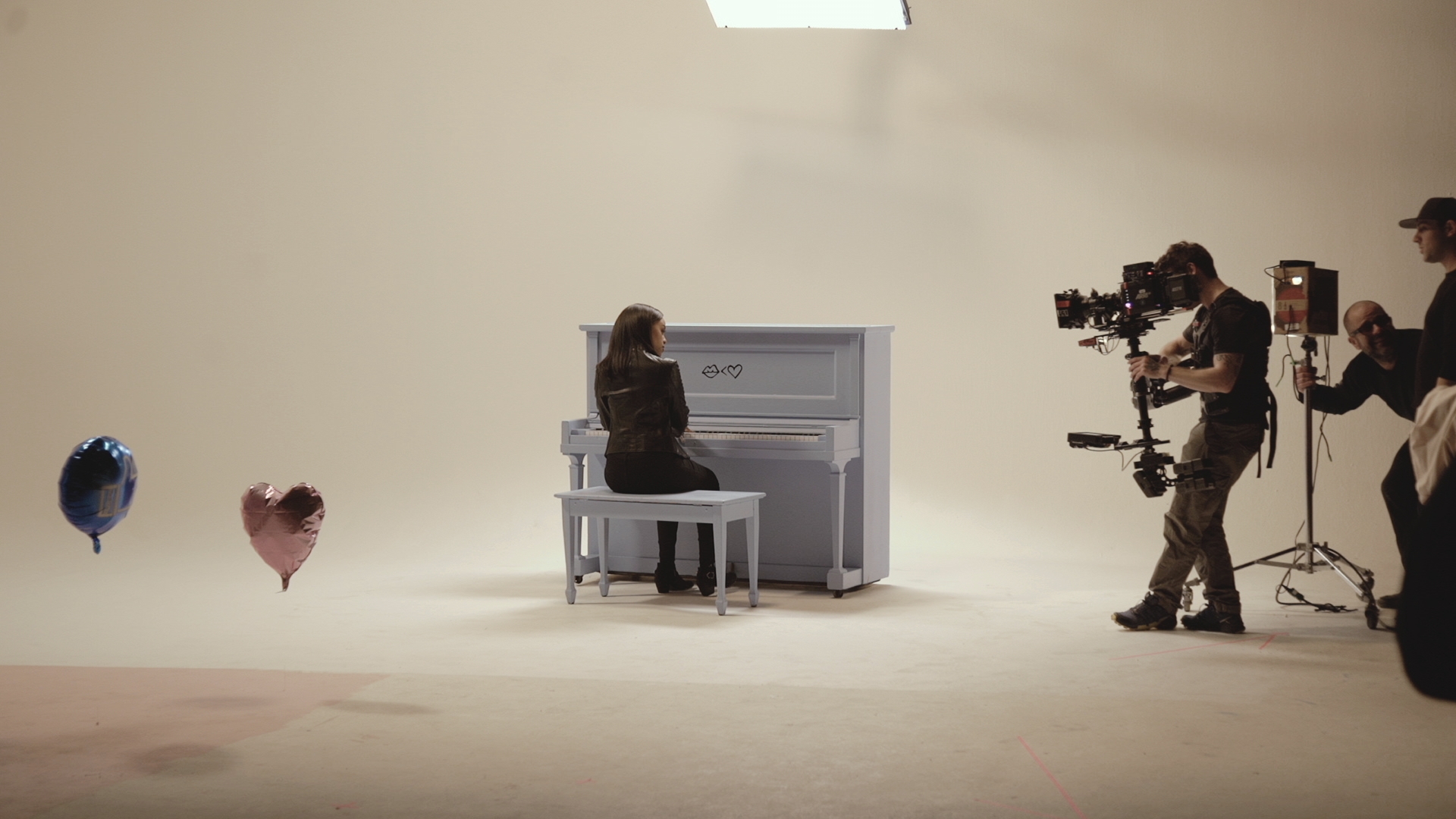 [图]Superficial Love - Behind the Scenes - Ruth B.