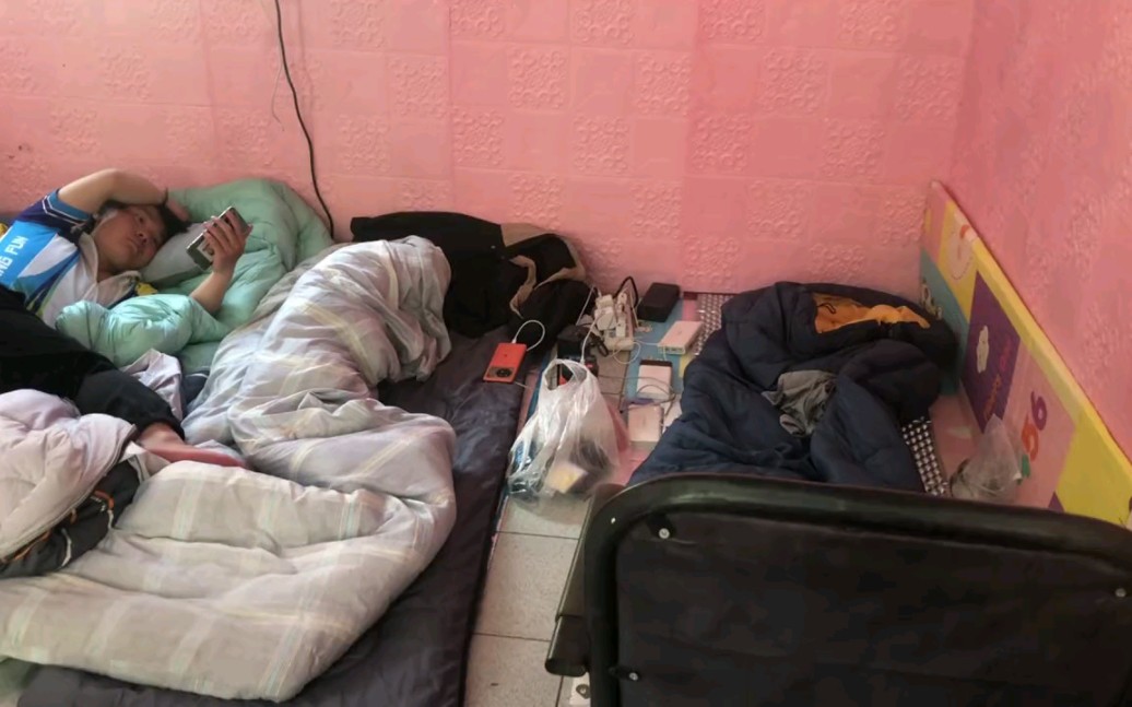 在ktv包间里打地铺睡觉,醒来了就唱歌,这应该是川藏线上少有的