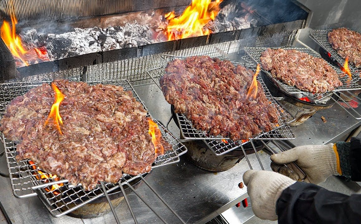 来韩国必吃的韩式烤牛肉!!炭火烤牛肉、烤肉——韩国街头美食哔哩哔哩bilibili