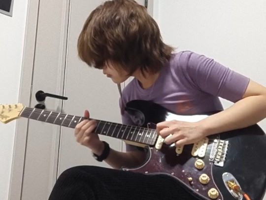 19岁女生弹jimmy page的即兴