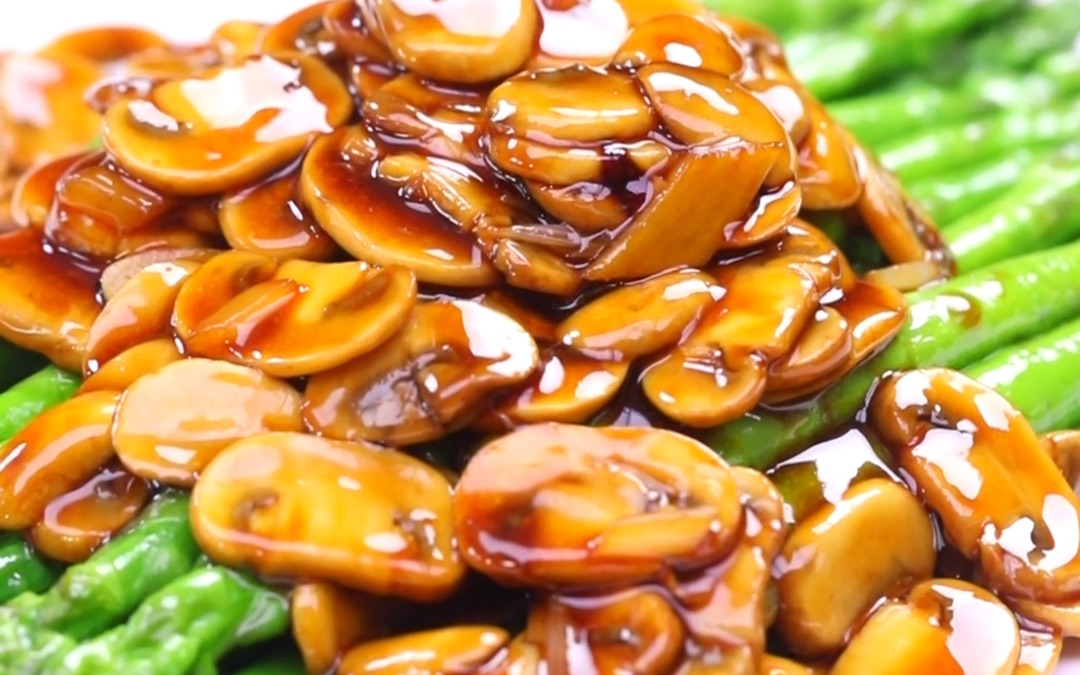 荤菜容易素菜难,今天跟大家分享一道国宴素菜口蘑扒芦笋,妙招一个接一