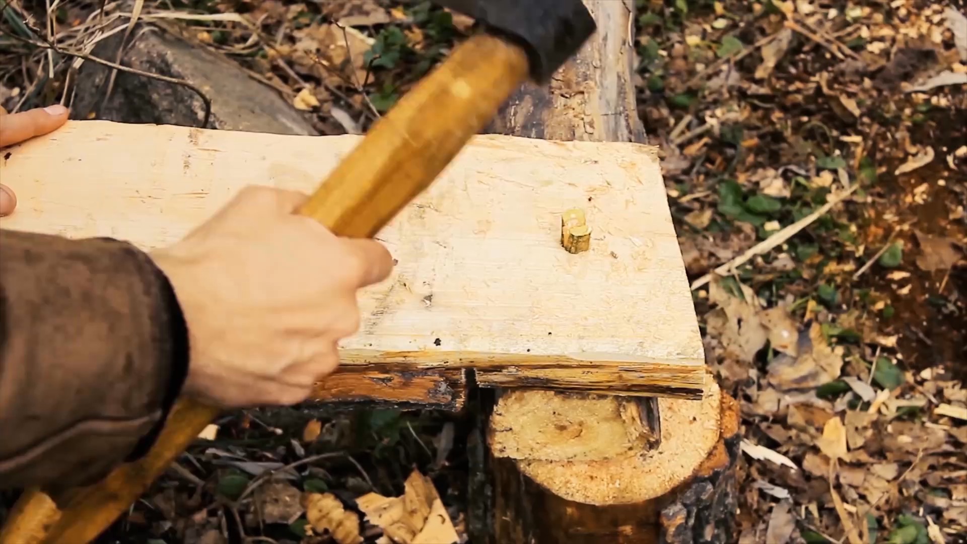 一个人在丛林中建造锯木厂&小木屋