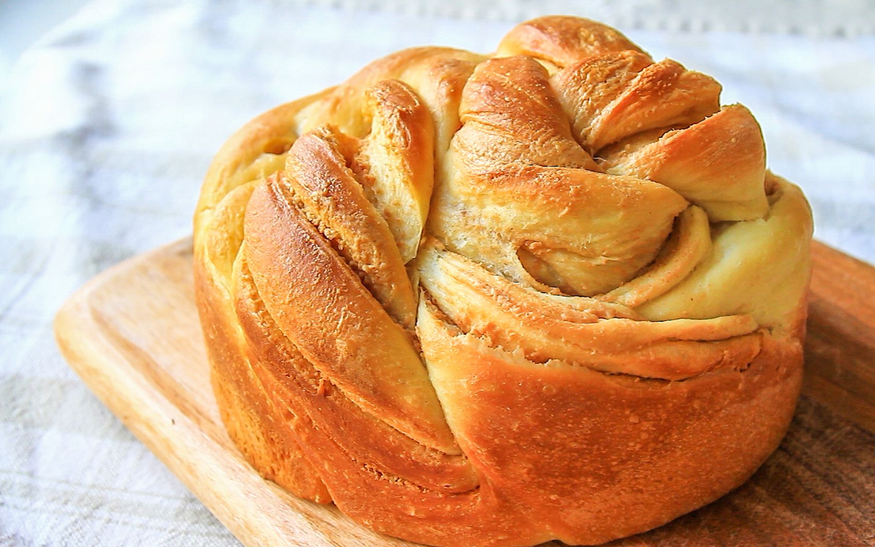 用最简单的方法做最松软拉丝的免揉花生酱面包,真美!