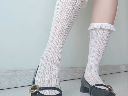 白色芭蕾舞袜配小黑皮鞋