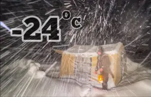 Скачать видео: 暴风雪持续了两天，豪华帐篷在荒野露营，零下二十多度的夜晚，有烤炉取暖，睡觉不要太舒服