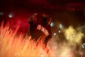 Télécharger la video: 【中英/自摄】Kanye West海口试听会全场跟唱（下）