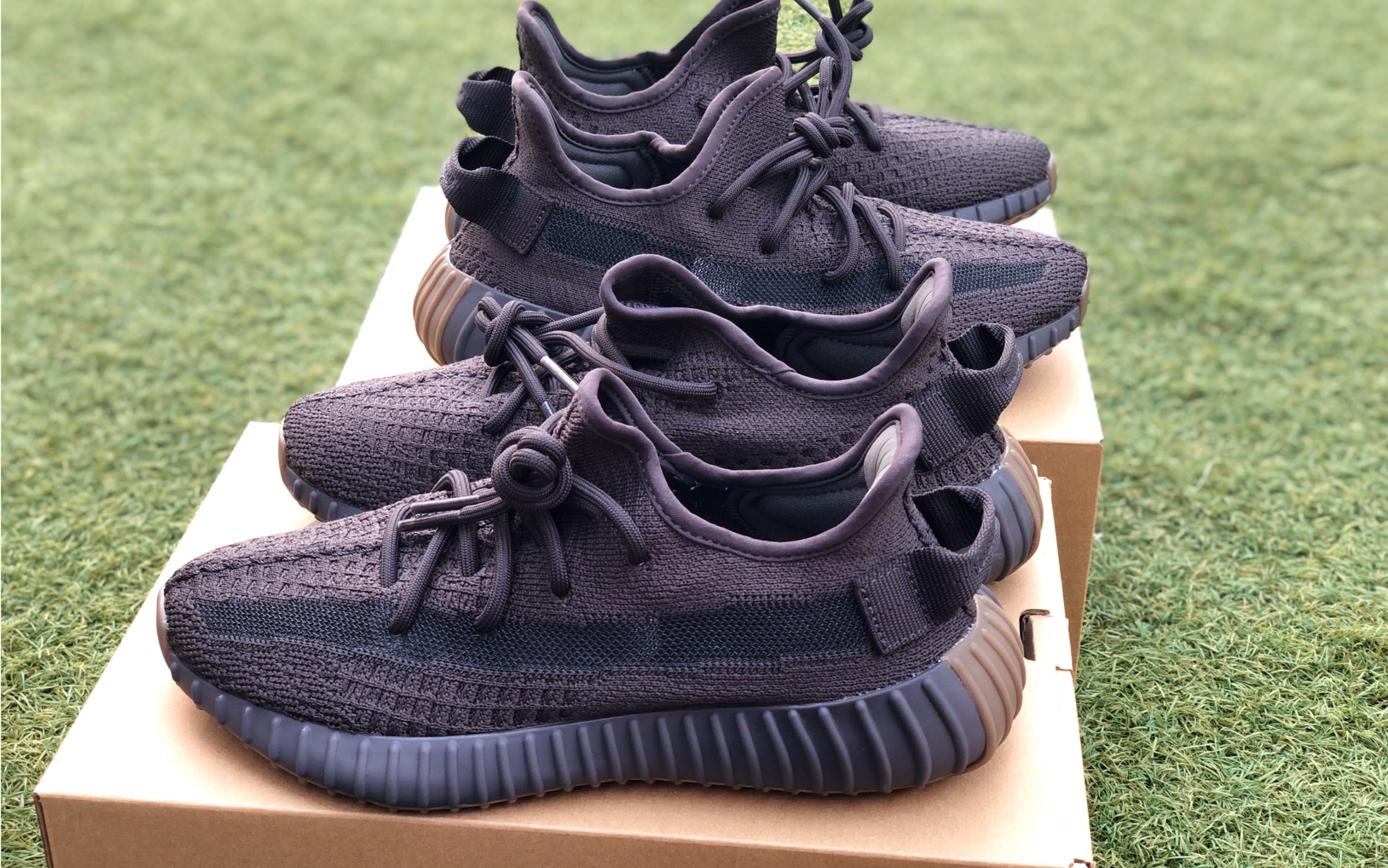yeezy350黑生胶实拍视频(抽中两双)_哔哩哔哩_bilibili