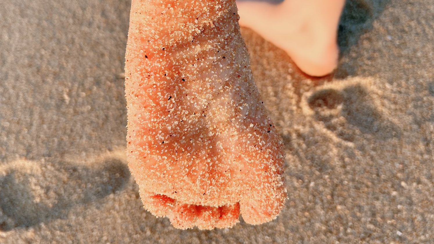 【狱卒】阳光沙滩 脚印的艺术