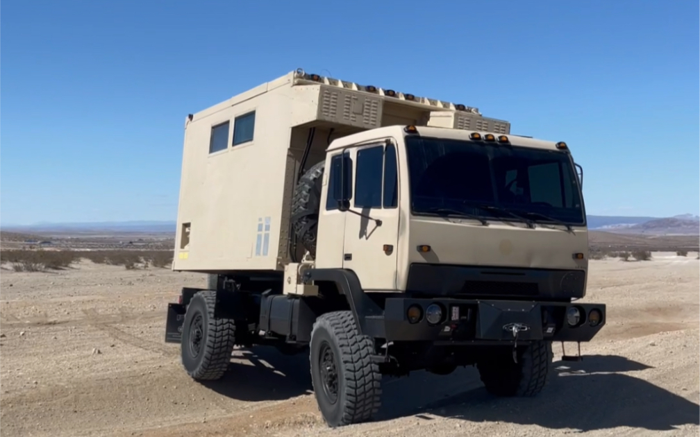 开越野卡车沙漠搜寻失联人员,但是却