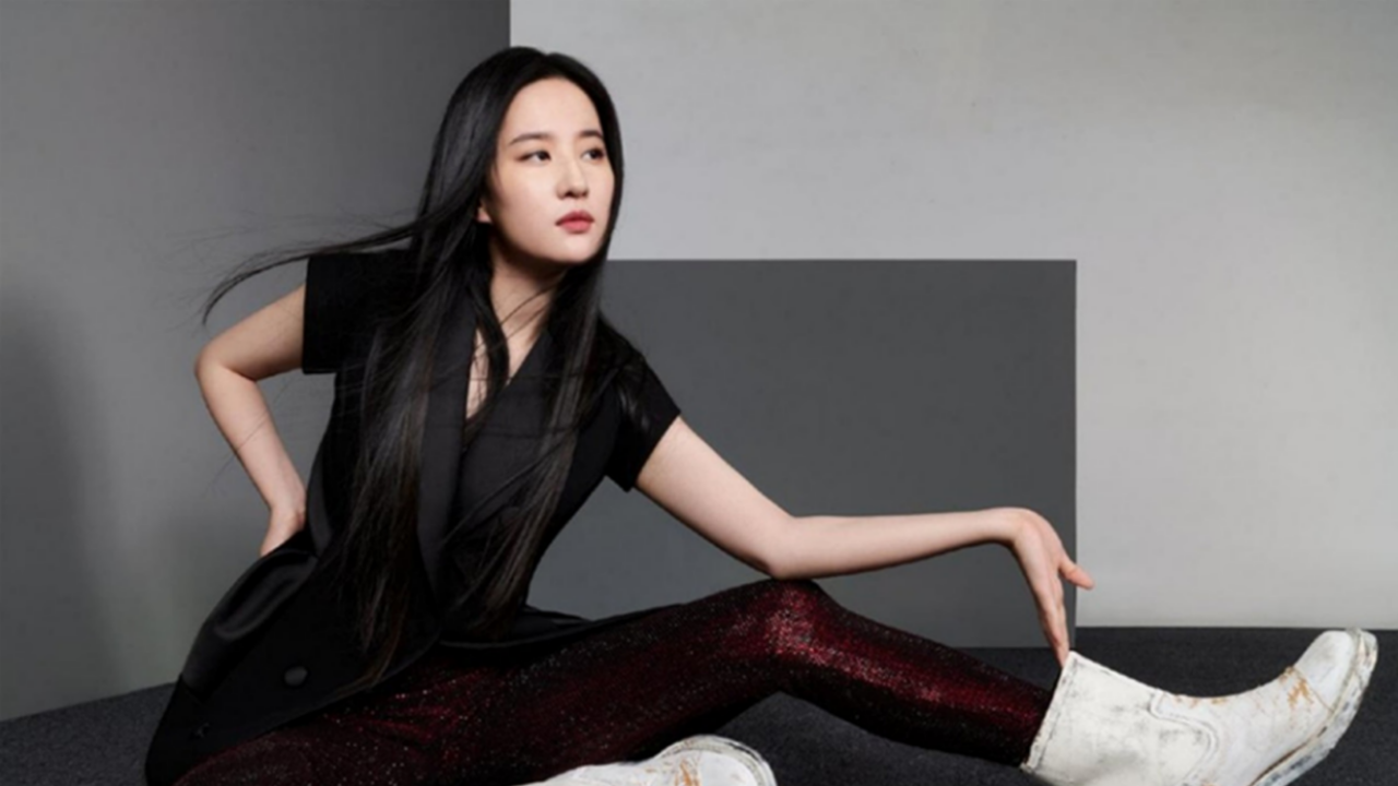 34岁刘亦菲时尚大片来了!黑长直造型太飒了,神仙姐姐化身酷女神