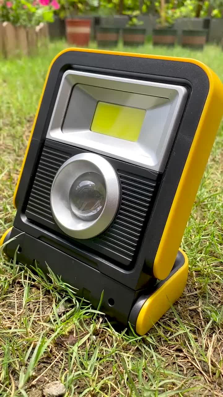 户外必备的太阳能探照灯,远光探路,近光照明,需要的时候还能给手机