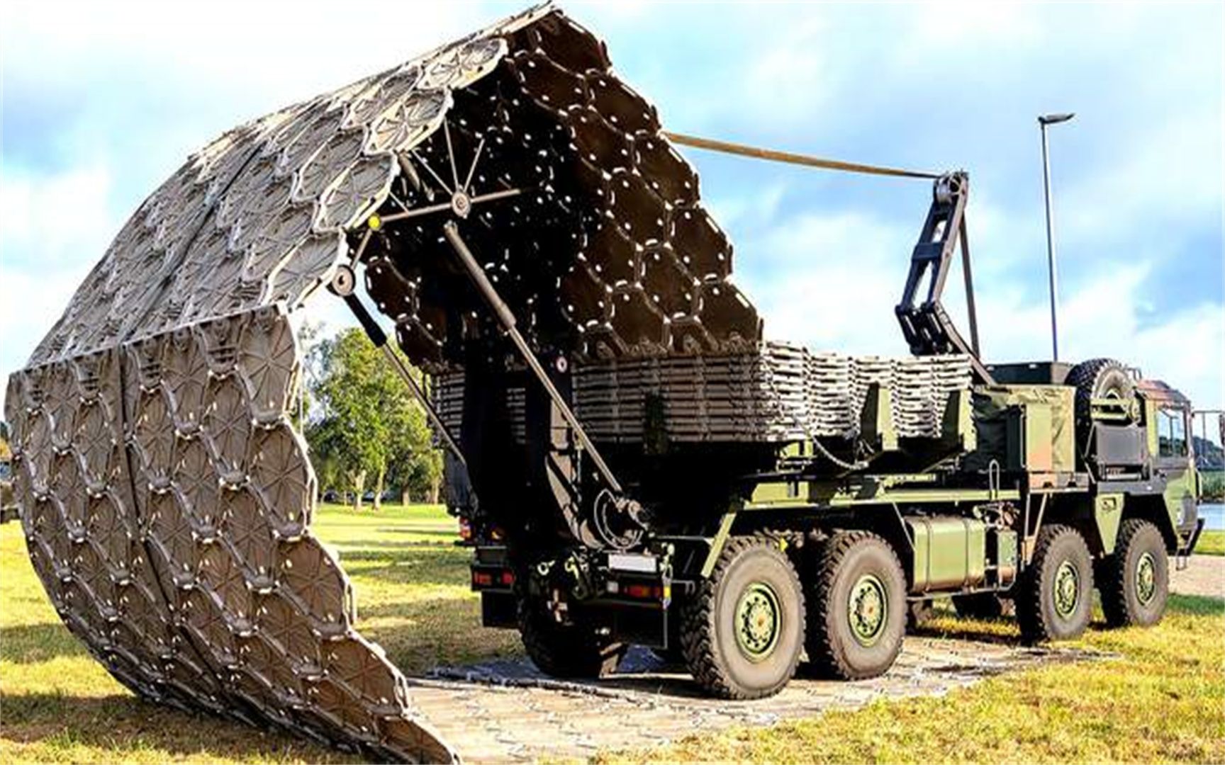 德国发明"折叠"铺路车,边跑边铺,6分钟铺出50米路!