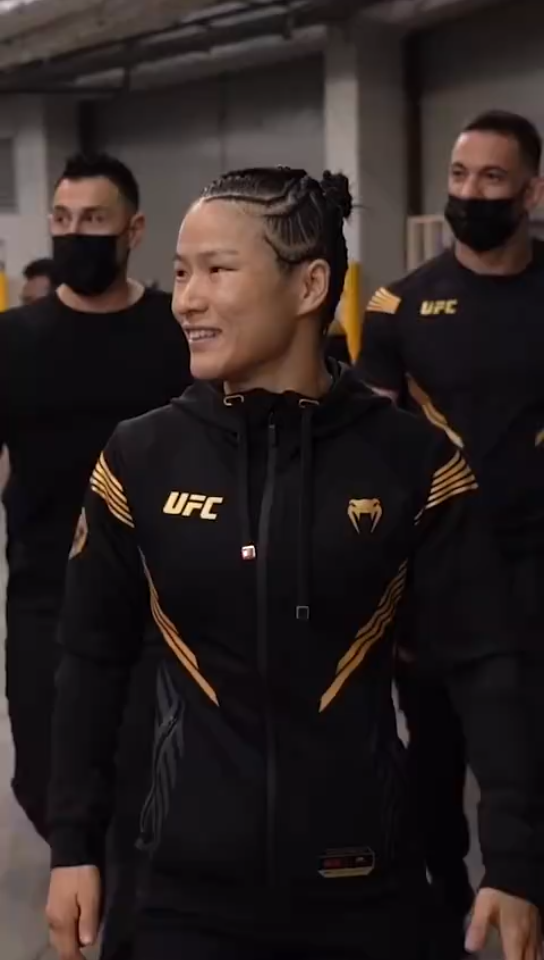 【ufc261】张伟丽vs罗斯 已经开始!