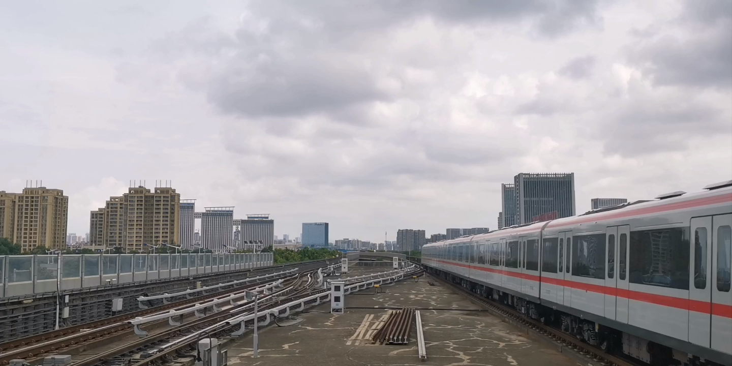 昆明地铁1号线列车出南部汽车站