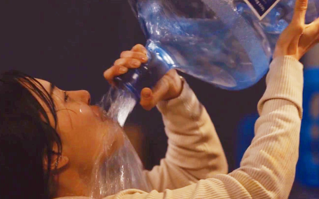 人类患上怪病,只想疯狂喝水,不知体内有变异虫子!