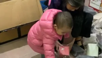 祖孙三代在广州日常给世界各地的老外集运代购打包发货，老外们人人都爱来中国线上网购