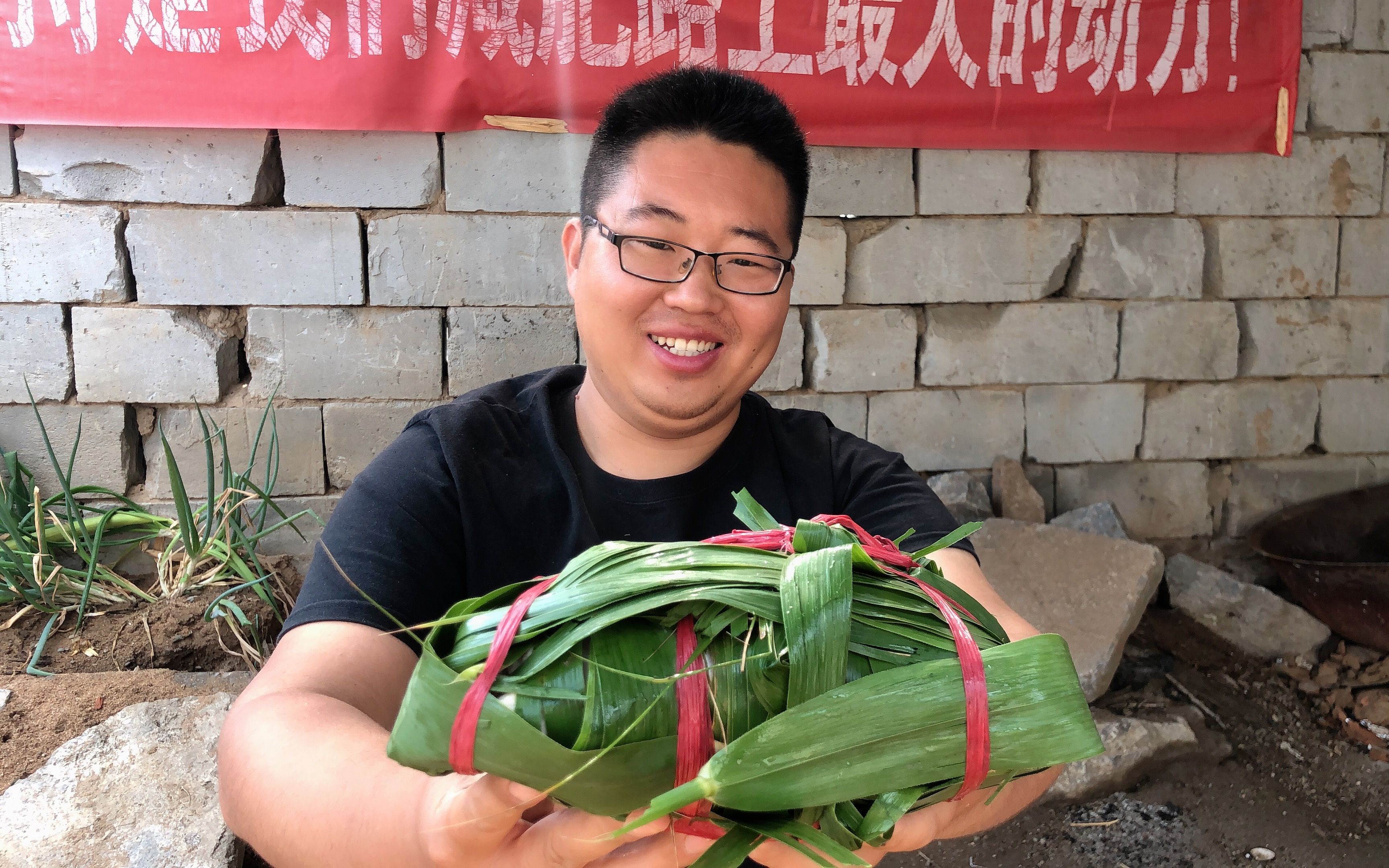 粽叶鸡!摘新鲜粽叶包裹,大锅小火慢炖,鸡肉滑嫩多汁,回味无穷哔哩哔哩bilibili