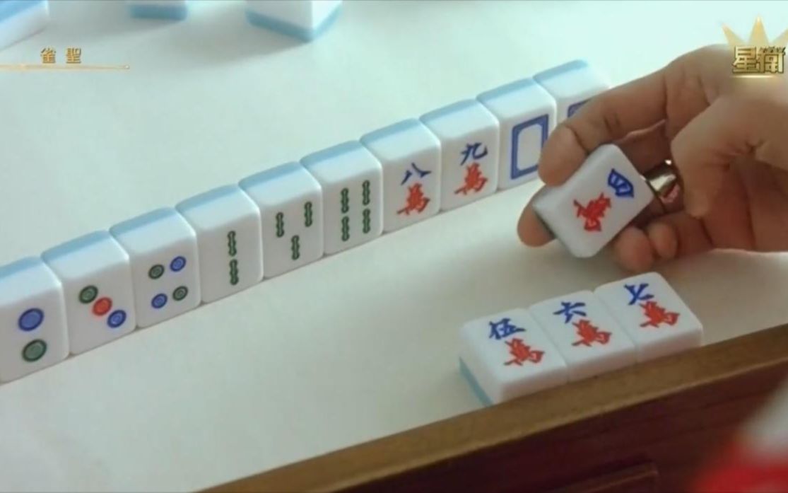 雀圣:果然姜还是老的辣,大叔抓了张四万,没想到靠手速自摸了!