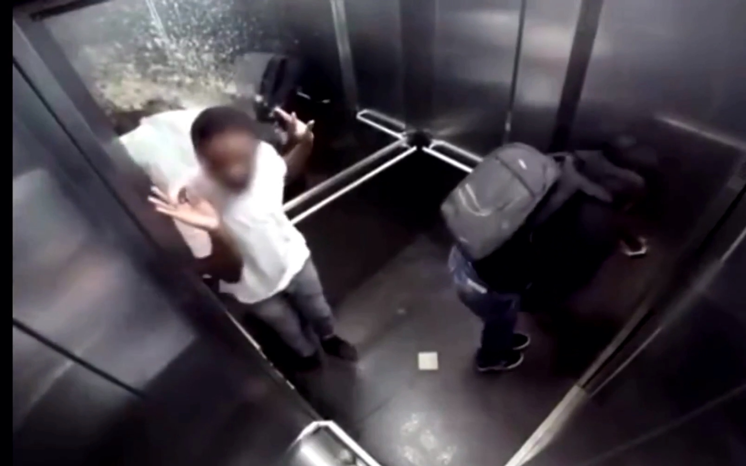 神级恶作剧男子拉肚子没憋住在电梯里喷了