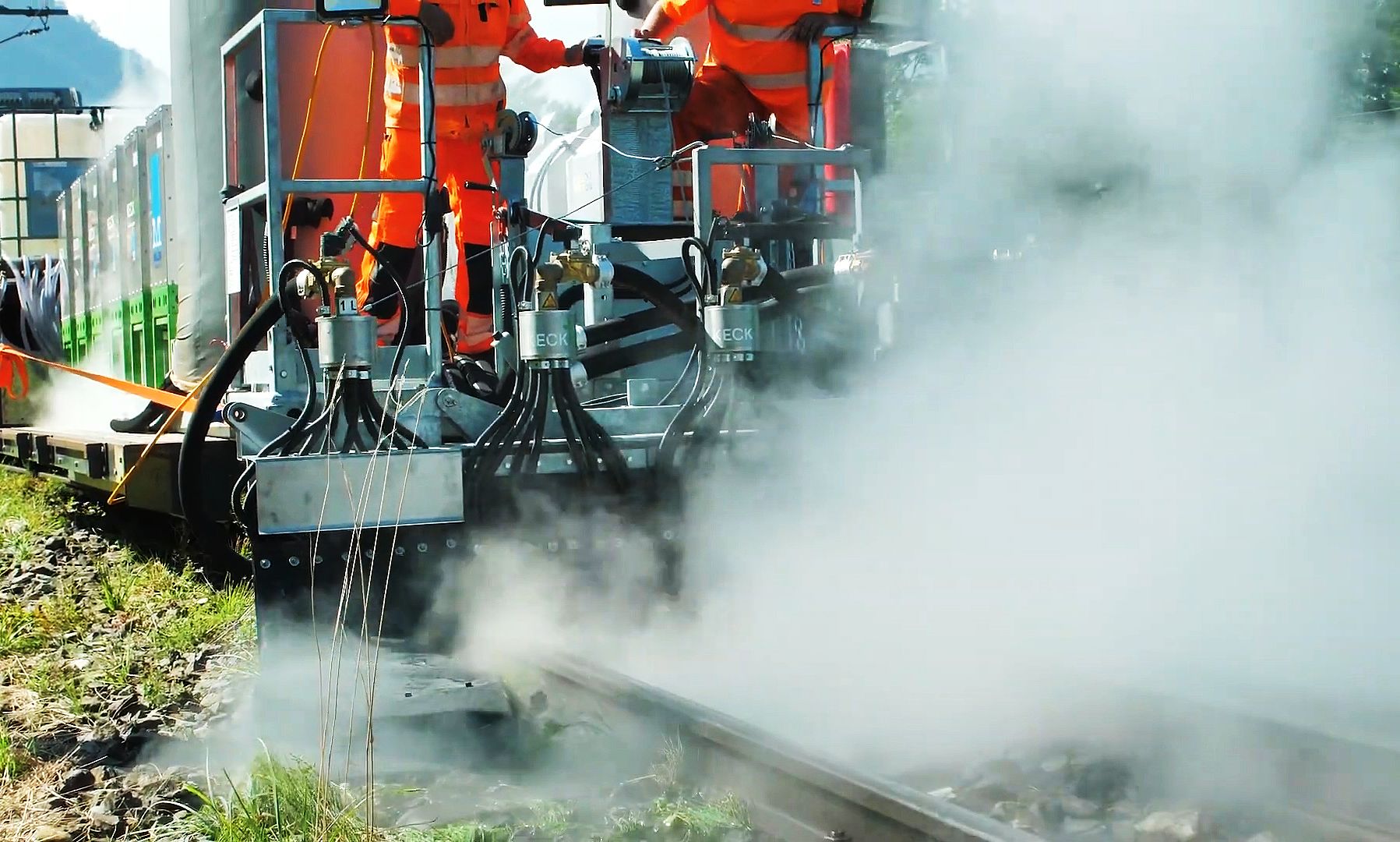 不可思议的蒸汽除草,热蒸汽覆盖铁轨,高效灭除杂草