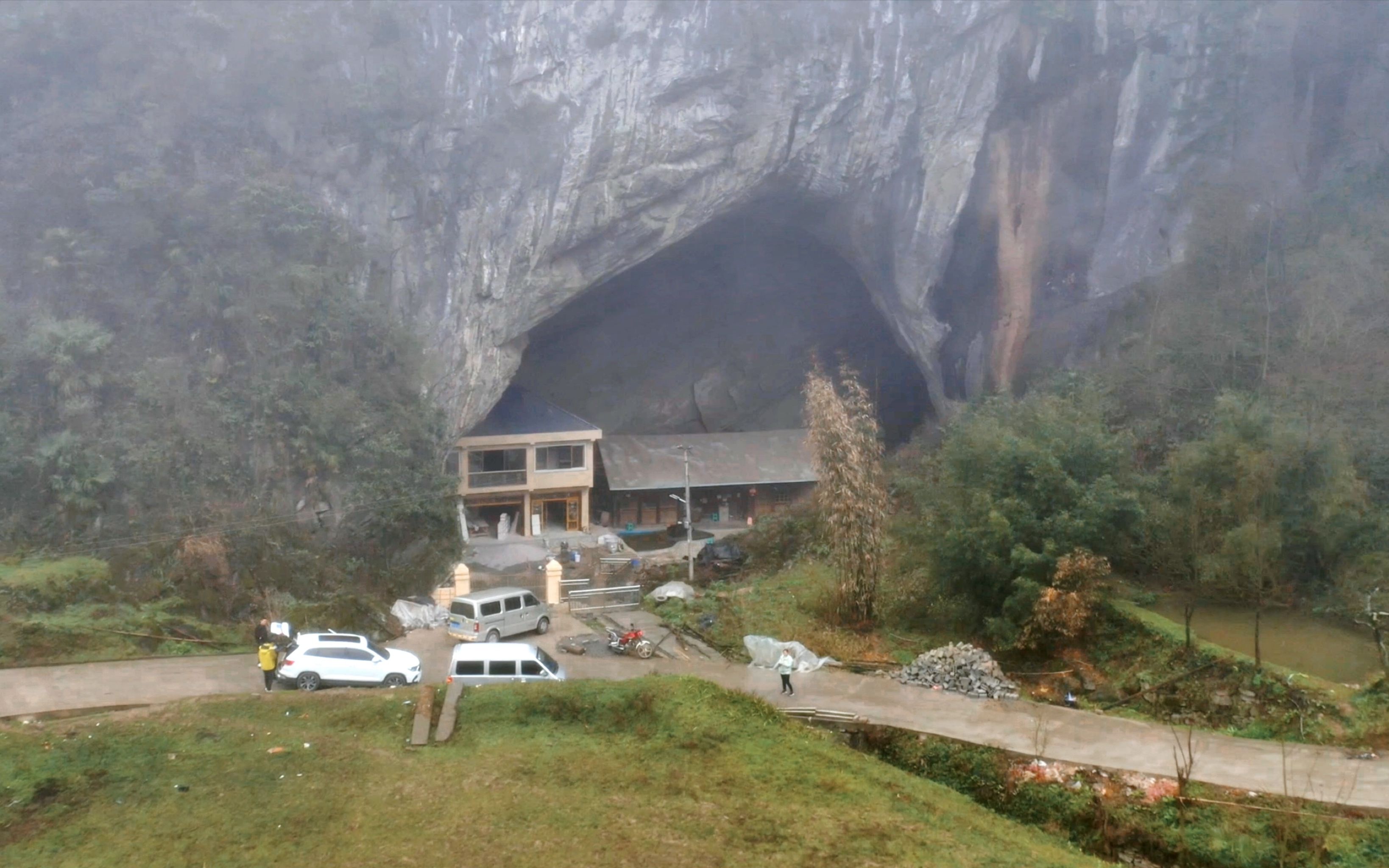 走进贵州大山里发现一个山洞人家,5代人隐居山洞100多年,衣食无忧还能赚钱,女司机被这公路吓到哔哩哔哩bilibili