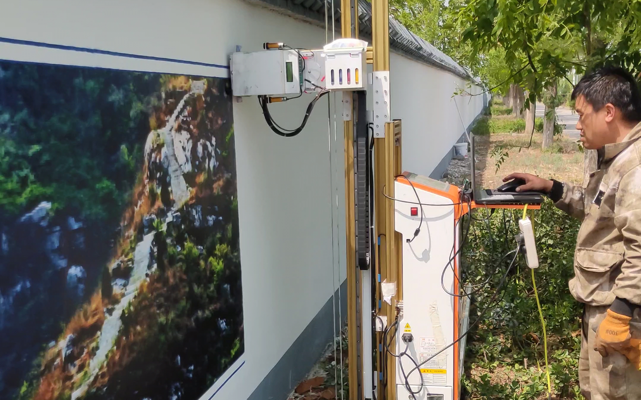 在长沟镇看到的墙绘机器人