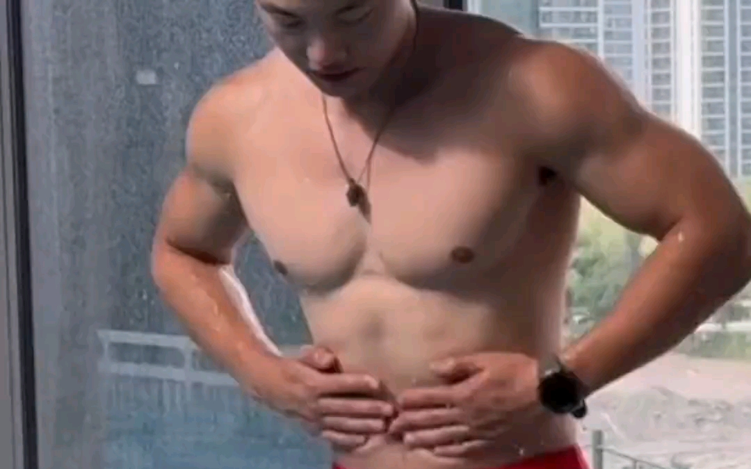 红泳裤肌肉帅哥游泳
