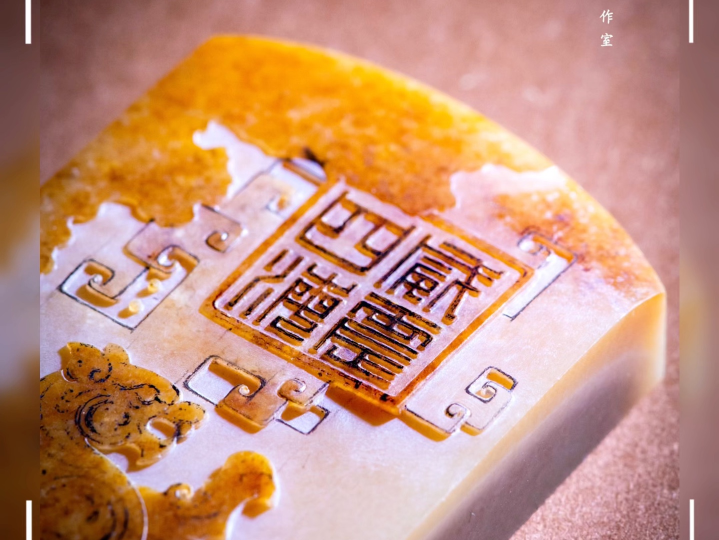 玉友定制的仿古题材牌子雕刻中的拍摄记录纹饰,字体都体现了古人的