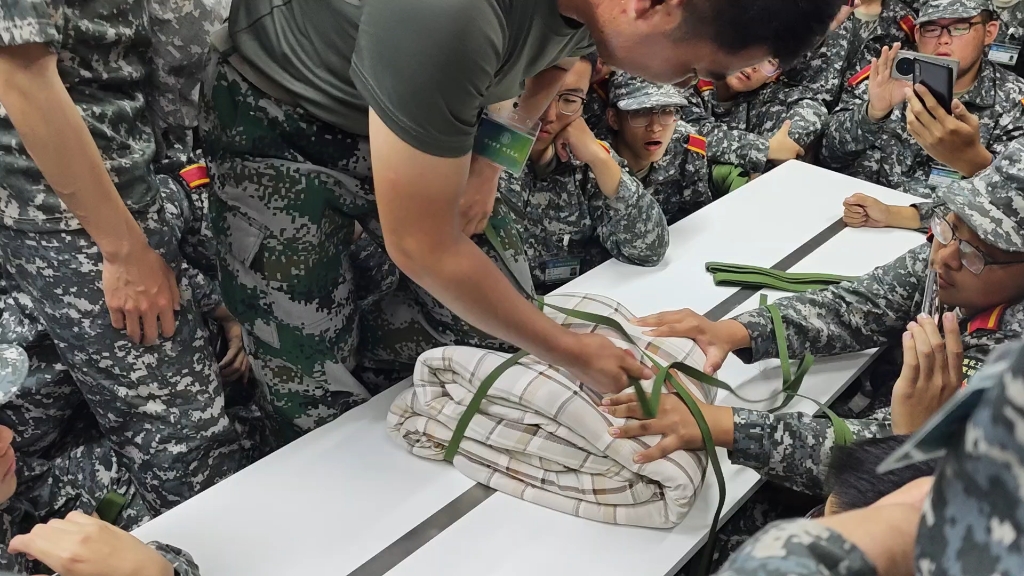 军训拉练如何为被子打背包呢?