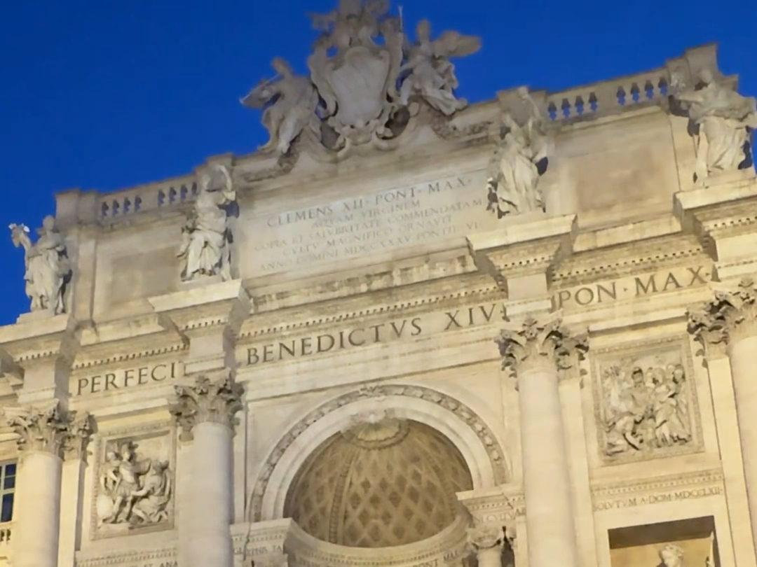 罗马许愿池(Fontana di Trevi),别名幸福喷泉,传说,背对喷泉,闭上眼睛右手拿一枚硬币,从左肩投入许愿池,都将保证返回永恒之城哔哩哔哩bilibili