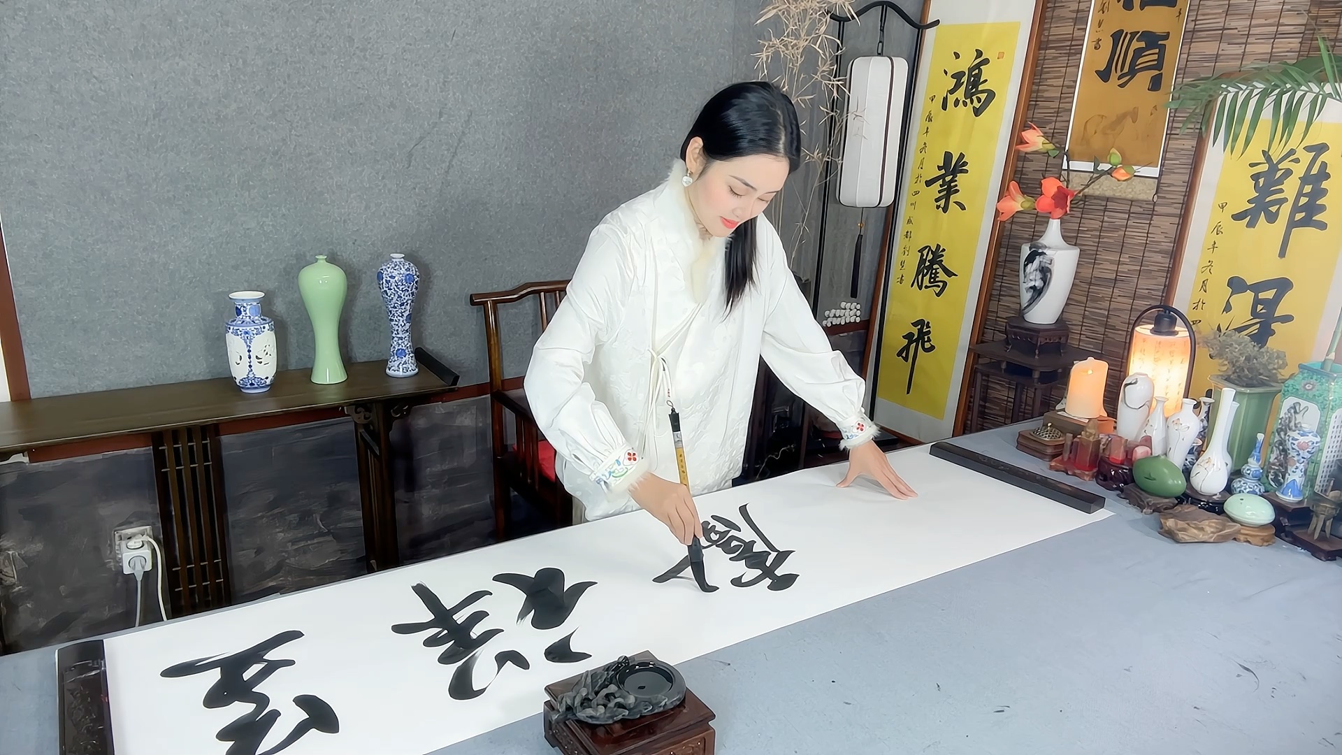 这位美女书法家的作品,清新飘逸,苍劲有力,力透纸背,真是绝了