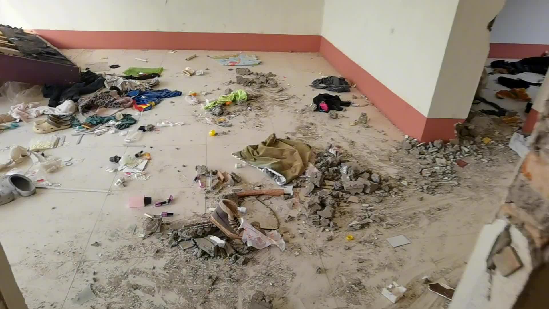 拆迁房内发现丢弃的女人衣物和被遗弃的婚纱照看看还发现了什么?