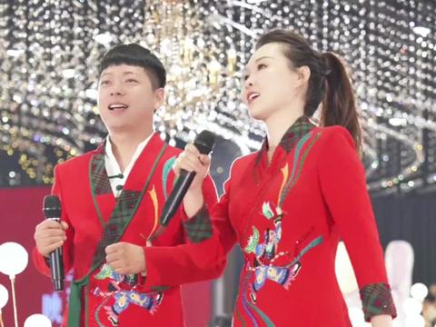 陕北小夫妻组合演唱歌曲《小两口》