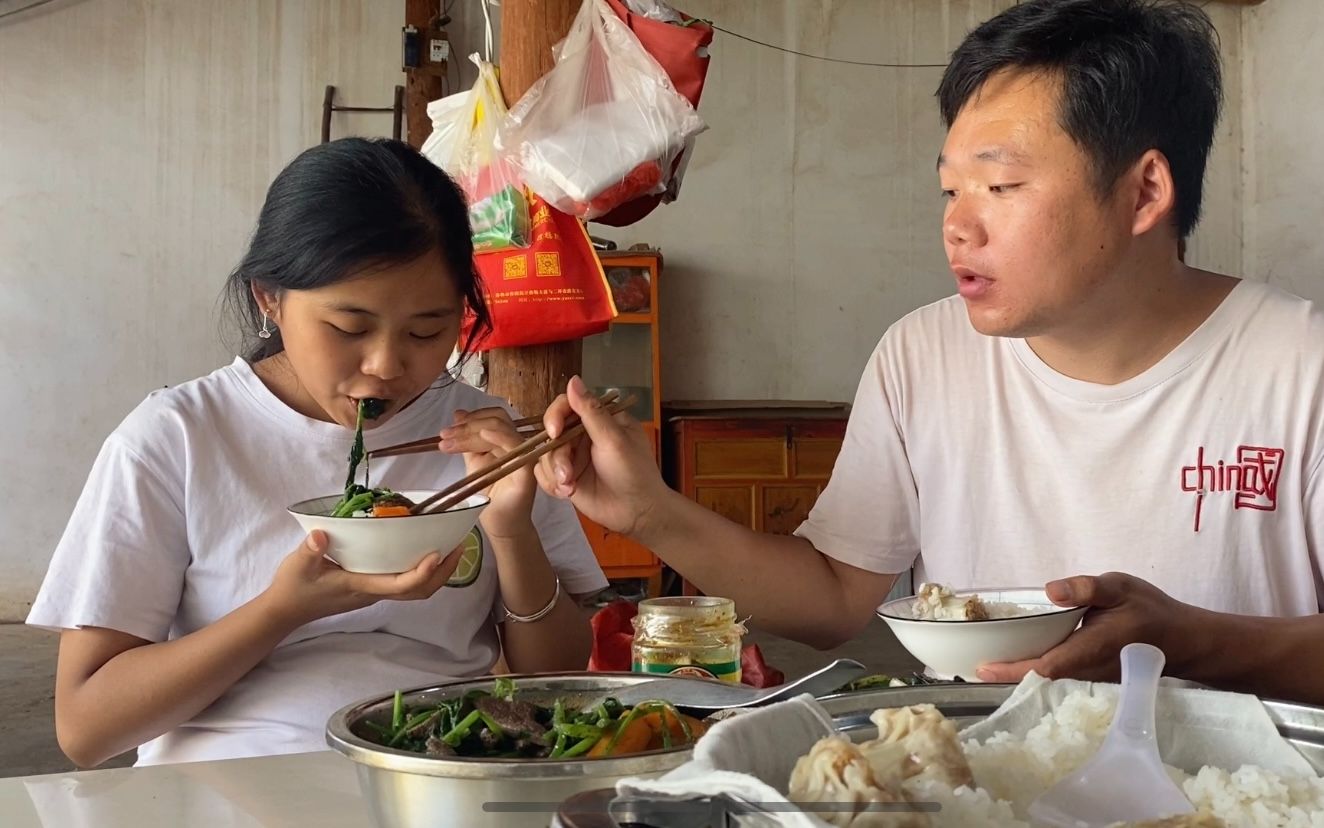 农村小夫妻相差12岁,妻子怀孕后老公心疼媳妇,看给做啥好吃的