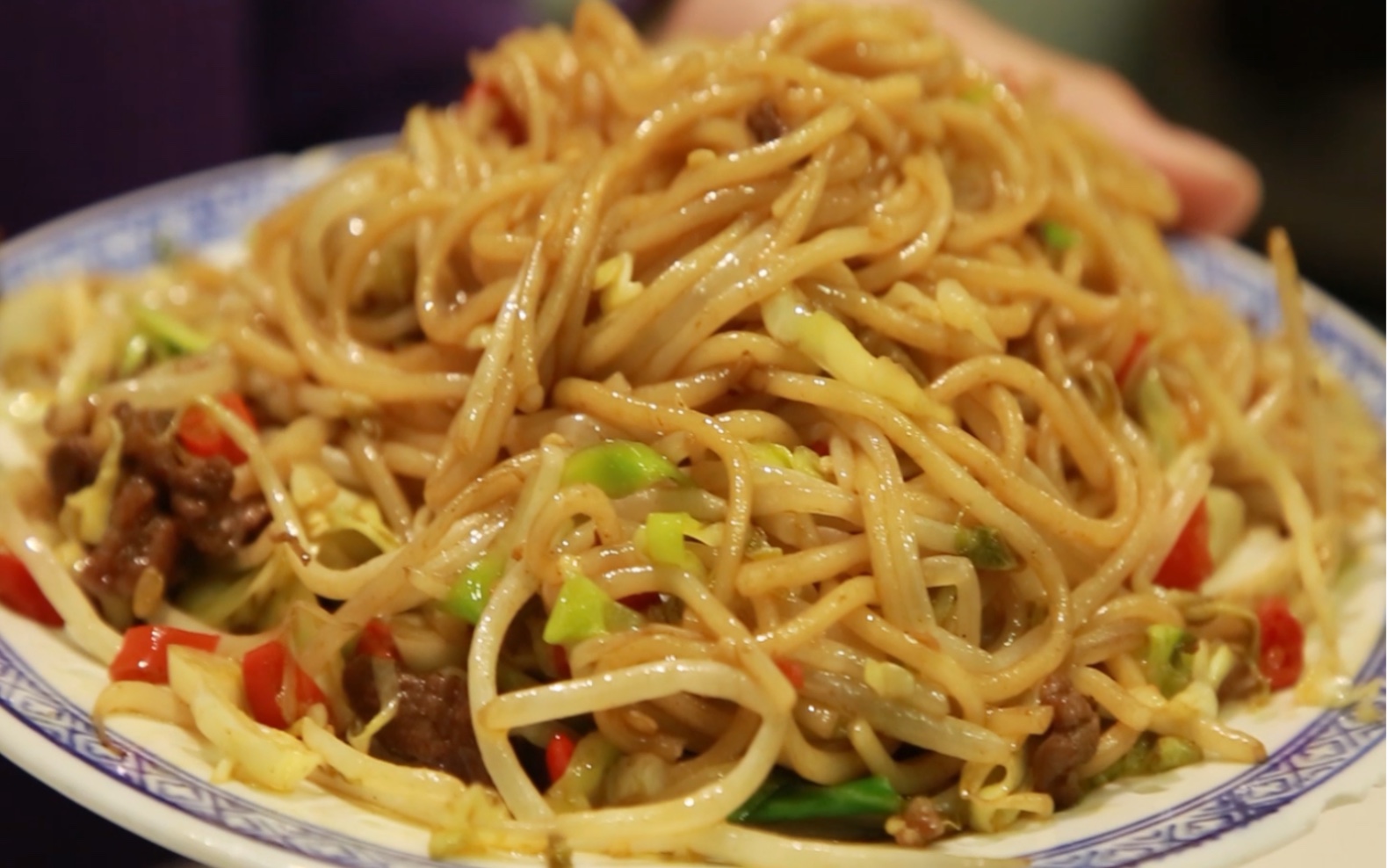 嗦一家超香爆辣的江西牛肉炒粉! 排骨果盘蛋花汤,超赞超美味!