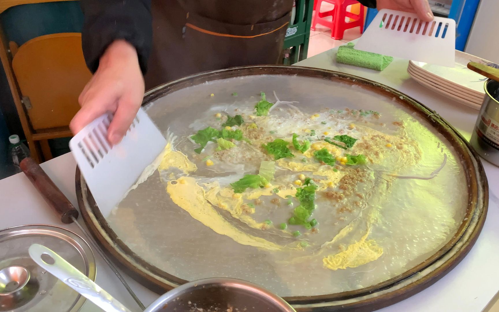 广东美食,蛋肉肠粉,8元一份,用传统的簸箕做法,保留原汁原味,街头美食