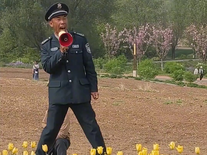 山西长治自己的护花使者,大哥都快被太阳腌入味了,这不得涨涨工资哔哩哔哩bilibili