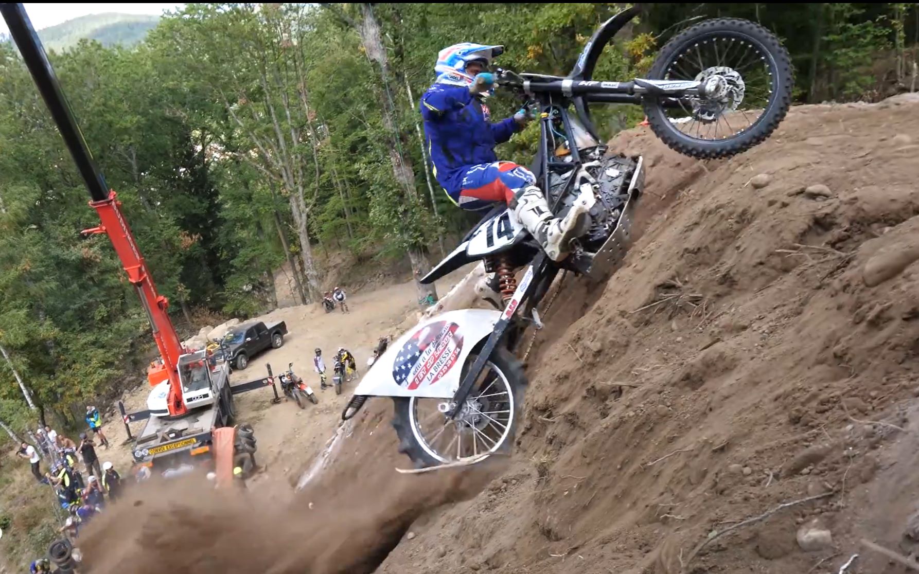 听说这些车马力有超过200匹越野摩托车爬山赛